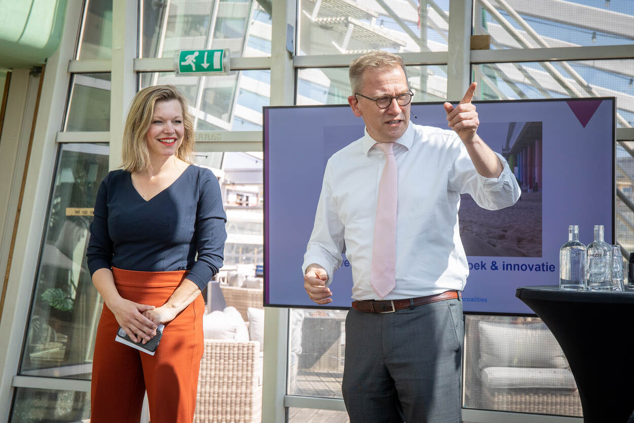 Dagvoorzitter Desiree Hoving en AWTI-voorzitter Eppo Bruins openen het symposium