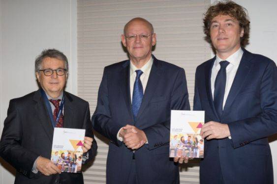 Aanbieding van het landenstudie Collaborate to innovate aan de ambassadeur van Brazilië Piragibe Dos Santos Tarragô en aan directeur-generaal van het Ministerie van Onderwijs, Cultuur en Wetenschap Hans Schutte