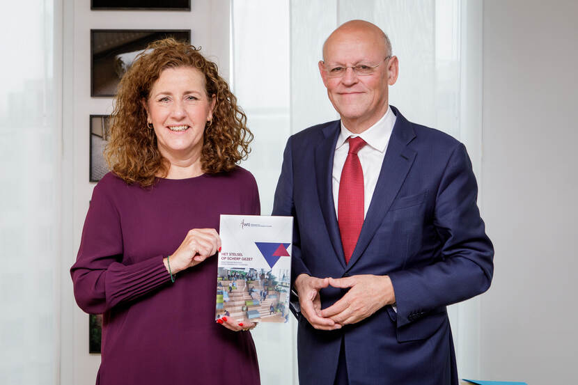 Aanbieding AWTI Advies Het stelsel op scherp gezet aan minister Van Engelshoven van het ministerie van Onderwijs Cultuur en Wetenschap